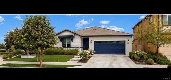 Building Photo - Stunning Pool Home