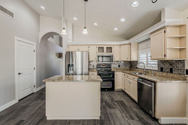 Building Photo - 4 bed, 2 bath home in Peoria