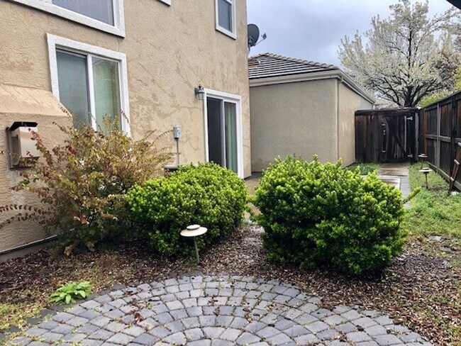 Building Photo - Gorgeous 2-Story 3 Bedroom, 2.5 Bath Home with 2 Car Garage Located in Folsom is Available NOW!