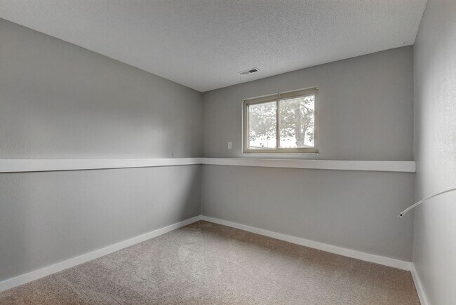 Building Photo - 4 bedroom, 2 bath home with 2 car garage, with mountain views