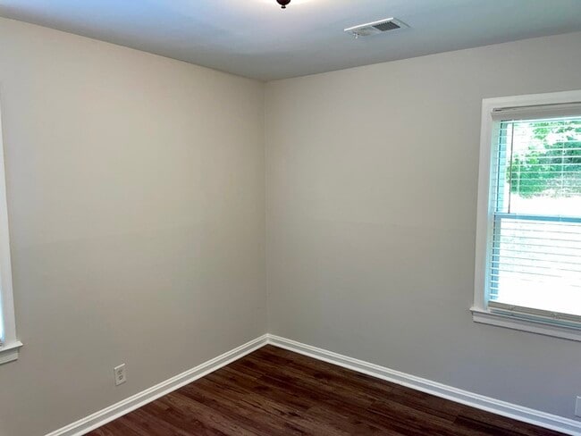 Building Photo - Bright and Modern 3 Beds 2.5 Baths Townhom...