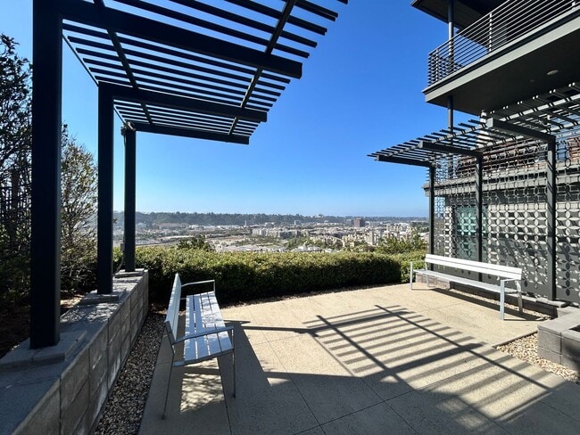 Building Photo - Beautiful 3BD/3BA w/ A/C, In-Unit Laundry, and Attached Garage in Mission Valley!