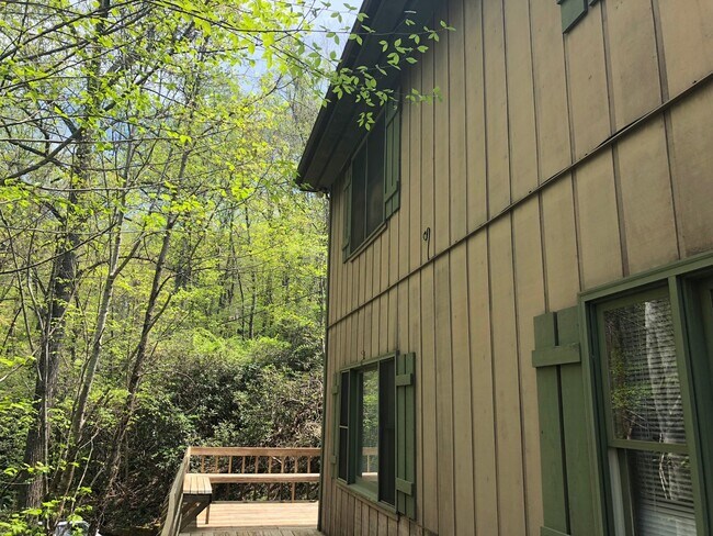 Building Photo - **SCHOOL YEAR RENTAL-TWO STUDENT MAX** AVAILABLE MID-AUGUST TO MID-MAY