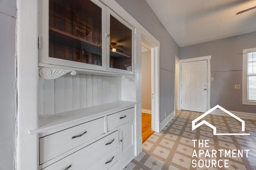 Building Photo - 5128 W Henderson St