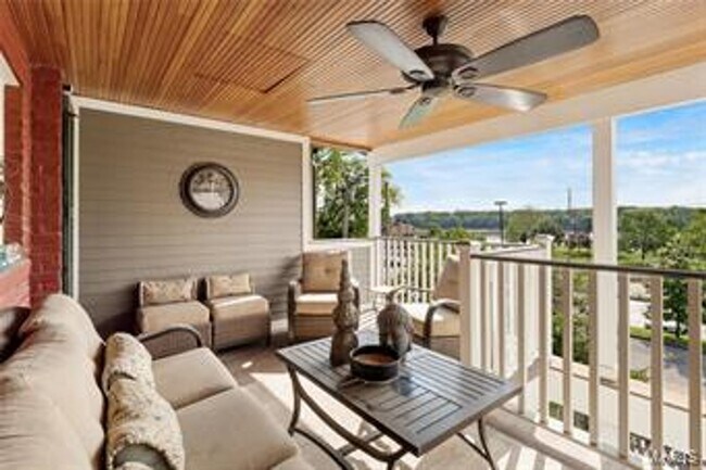 Building Photo - Beautiful 2 bedroom/ 2 bathroom apartment located right on Historic Main Street in St. Charles.