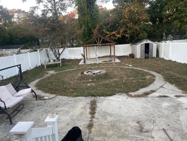 Building Photo - 185 E Parkview Dr