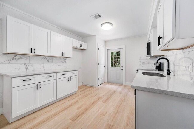 Building Photo - 1305 Winchester Dr