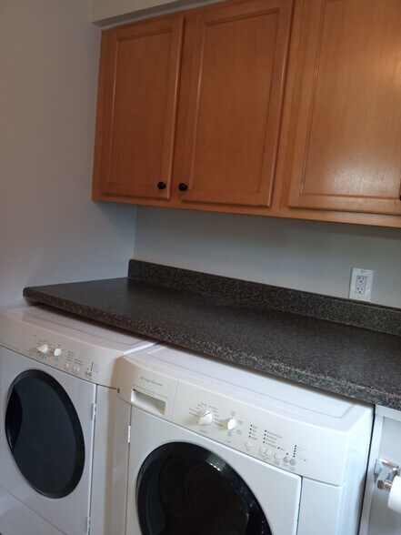 Washer Dryer in Bathroom - 15236 NY-30