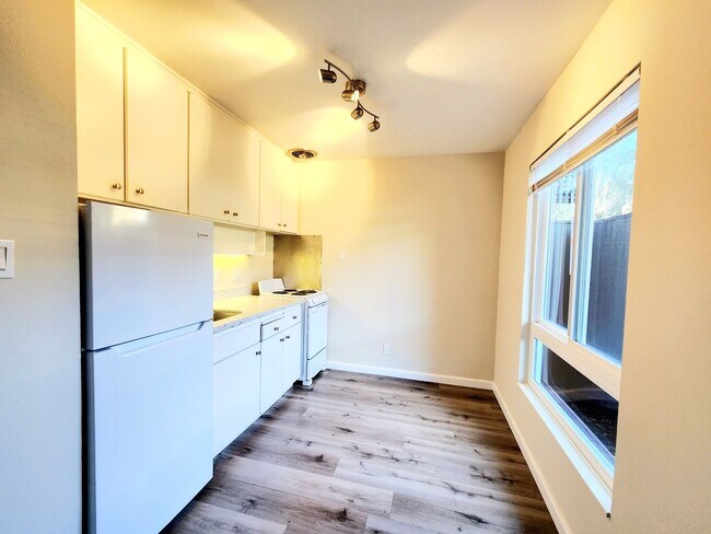 Building Photo - Large studio with private deck