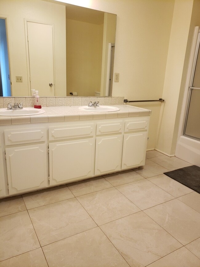 Building Photo - Spacious Two Bedroom/Two Bath