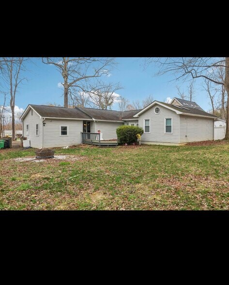 Building Photo - 1605 Airport Ln