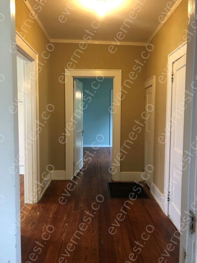Building Photo - 604 Lytle St