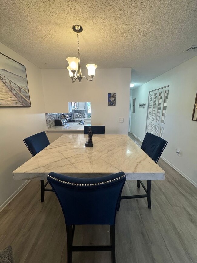 Building Photo - Annual turnkey furnished 2-Bedroom, 2-Bath...
