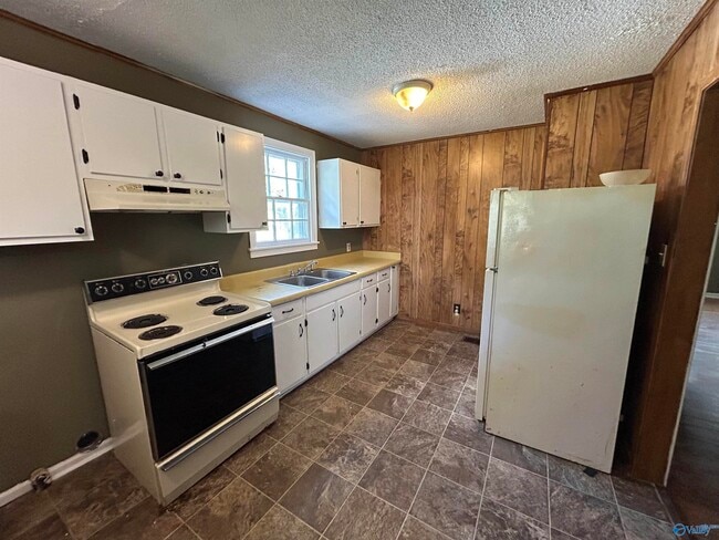 Building Photo - 803 Fairway Dr NW