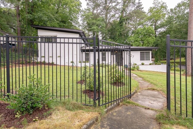 Building Photo - 4 bedroom/3 bath, 3711 sqft in Midtown!