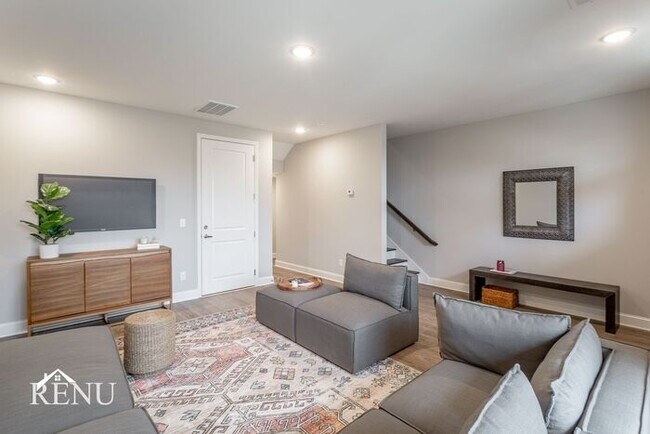 Building Photo - 2374 E 18th Street Pl