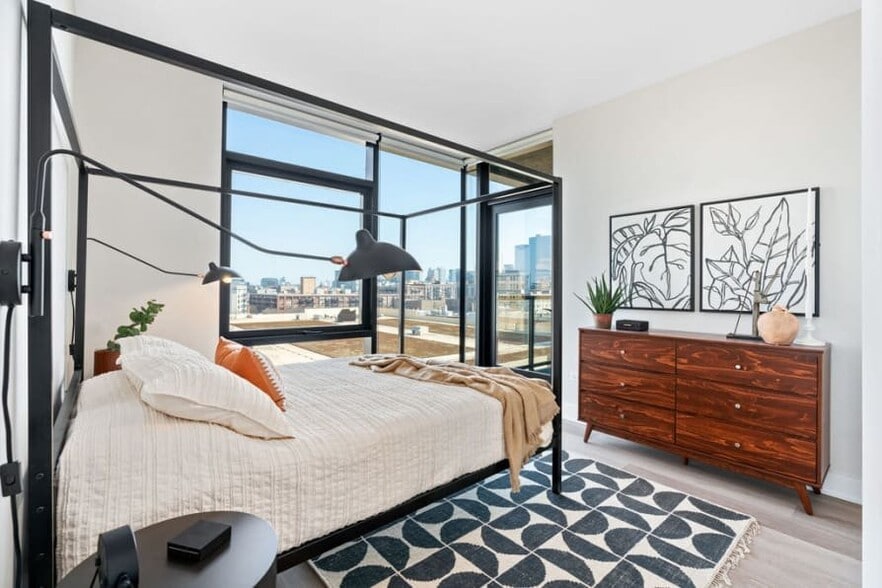 Building Photo - 1117 W Van Buren St