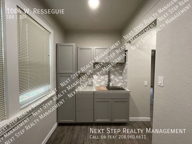 Building Photo - 1004 W. Resseguie-