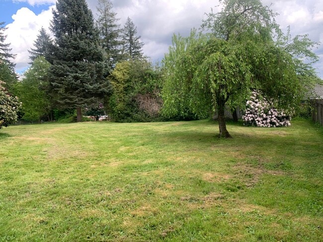 Building Photo - Spacious and bright