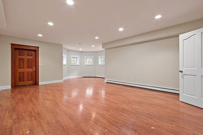 Building Photo - 451 Wellesley St