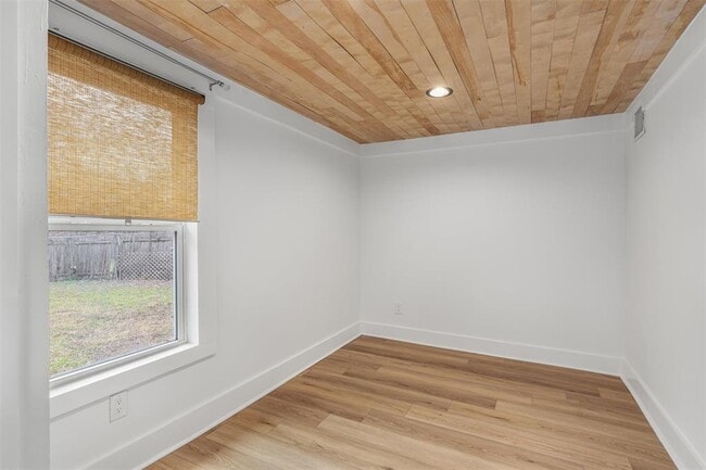 Building Photo - 1802 Webberville Rd