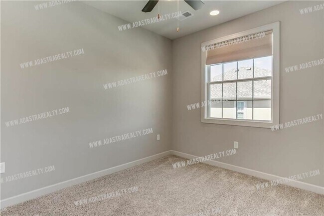 Building Photo - Like New Blue Valley Townhome-Available NOW!!