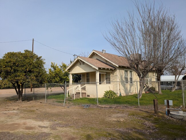 Primary Photo - Small rural 2 bedroom 1 bathroom home offe...