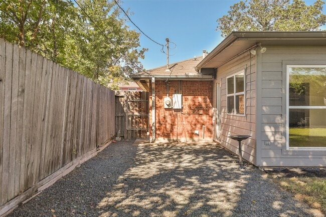 Building Photo - 4613 Libbey Dr
