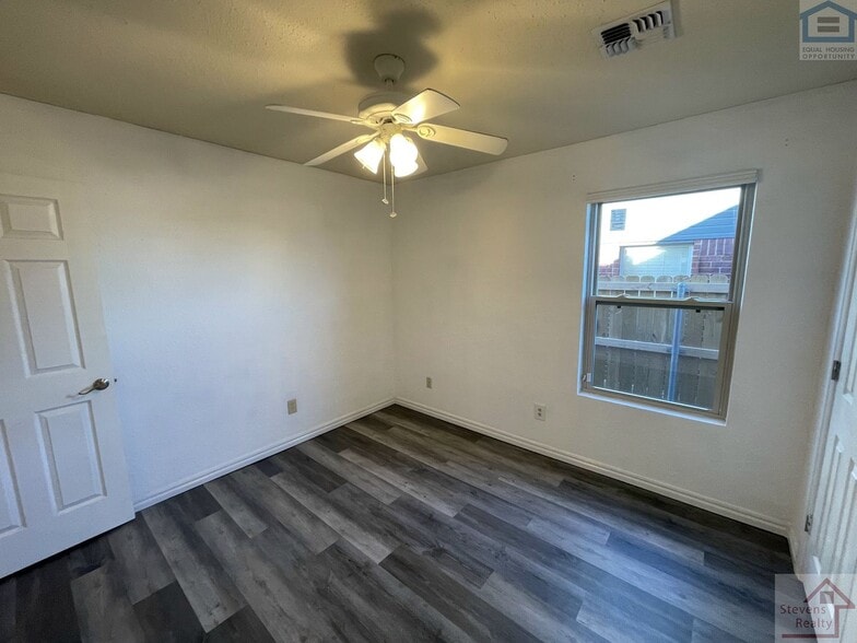 Building Photo - 4416 SW Hickory Ln