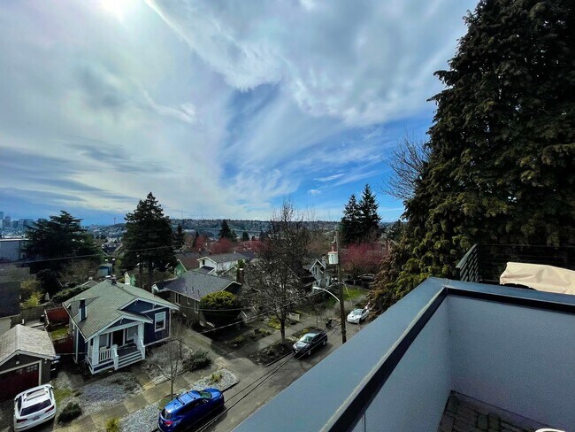Building Photo - 4-Star Green Built 3-bed, 2 bath Modern Townhome with Views!