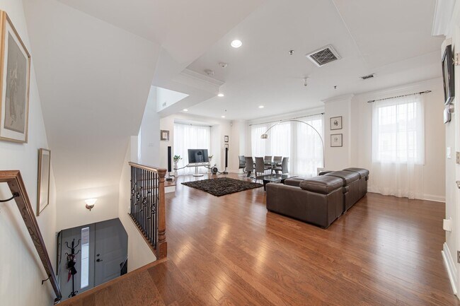 Building Photo - 11 Washington Pl