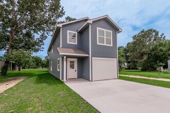 Building Photo - 140 Shady Oaks