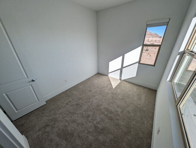 Building Photo - 675 Agate Bridge St