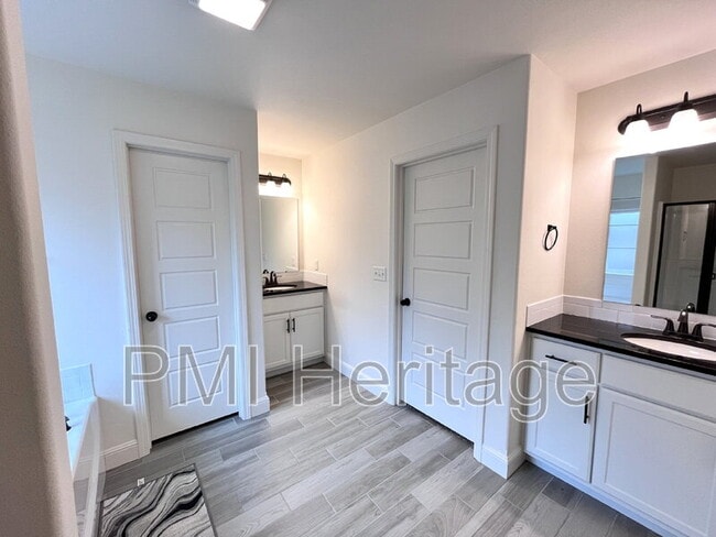 Building Photo - 6002 NW Meade St