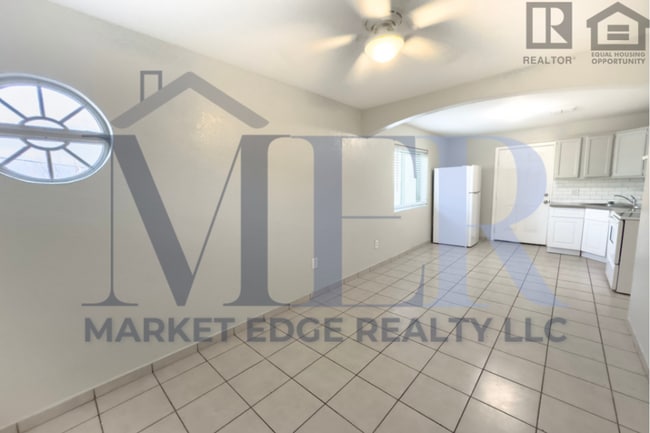 Building Photo - 1023