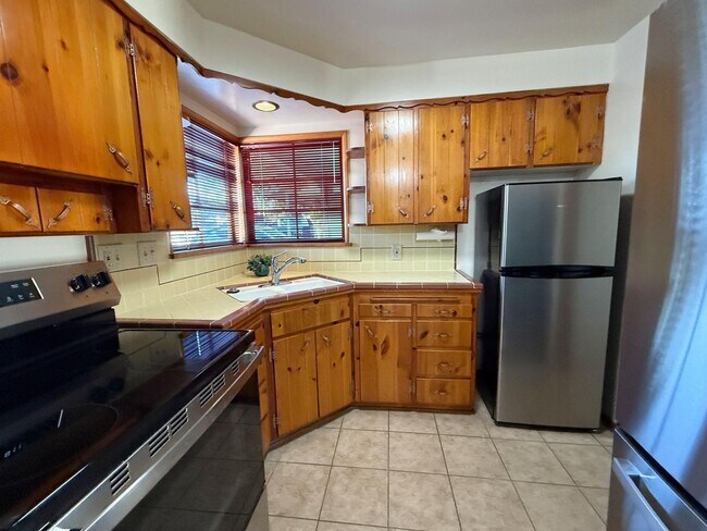 Building Photo - 1049 E 2nd Ave