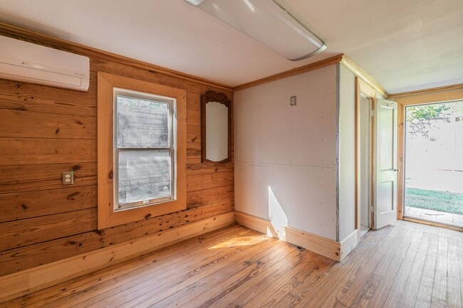 Building Photo - CHARMING and UPDATED 3/2 in The Cultural District