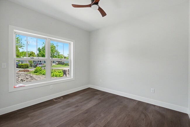 Building Photo - 405 E Larmon St