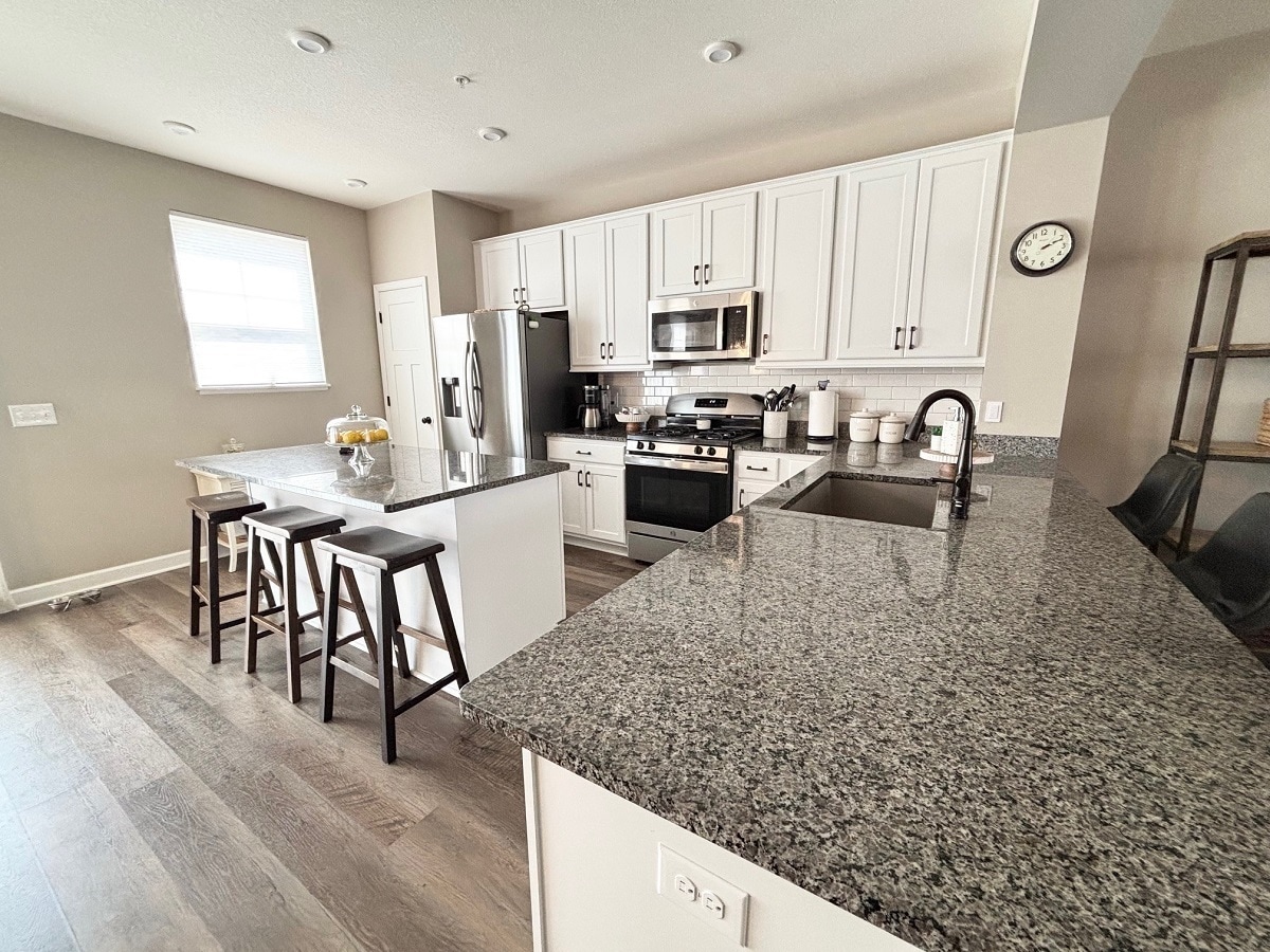 Building Photo - 821 Roselyn Dr