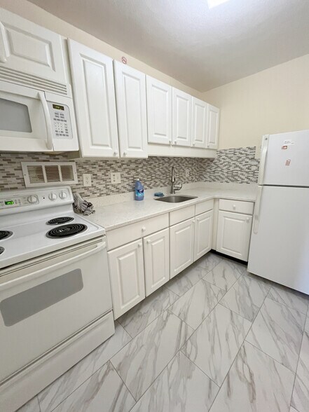 Building Photo - 75 Monmouth St