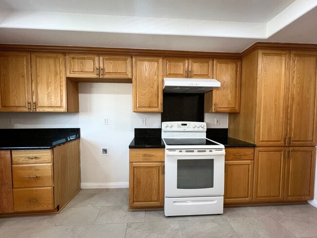 Building Photo - Large 3 bedroom townhome available in Buena Park