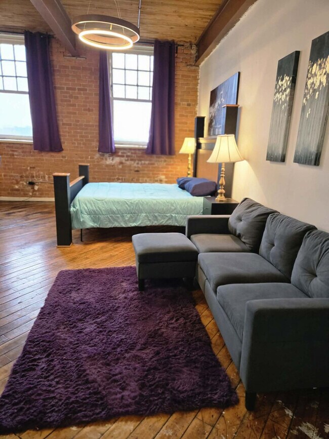 Building Photo - 226 Mt Elliott St