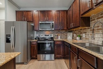 Building Photo - Move In Now & Enjoy 1 Month FREE!