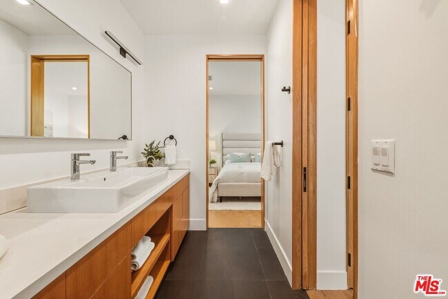 Building Photo - 722 Marine St