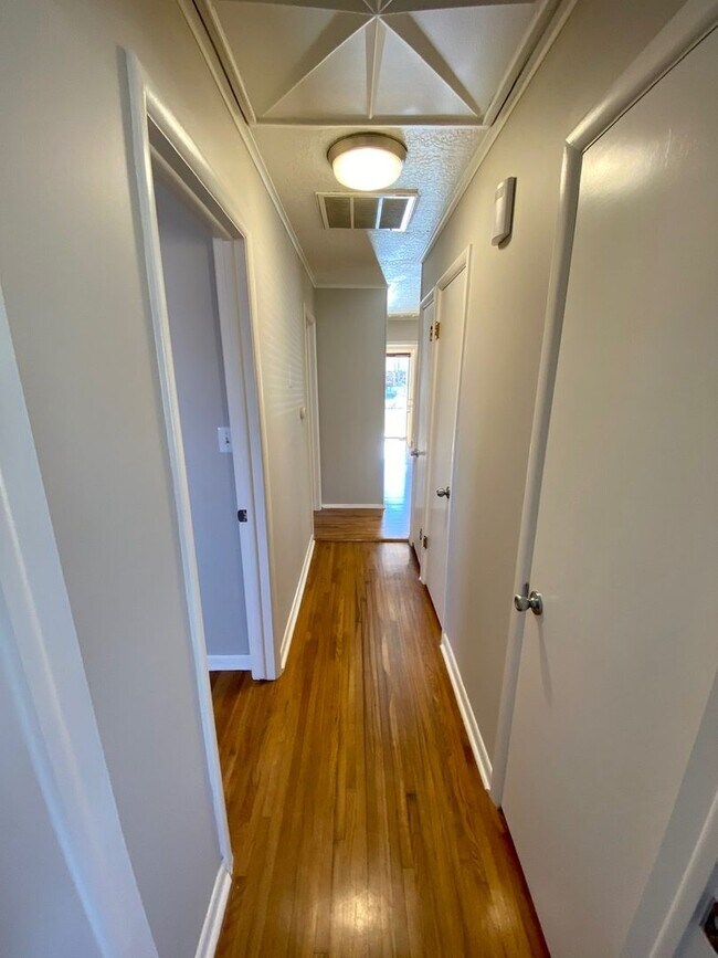 Building Photo - Updated & Renovated in Midtown! 3 Bedrooms...