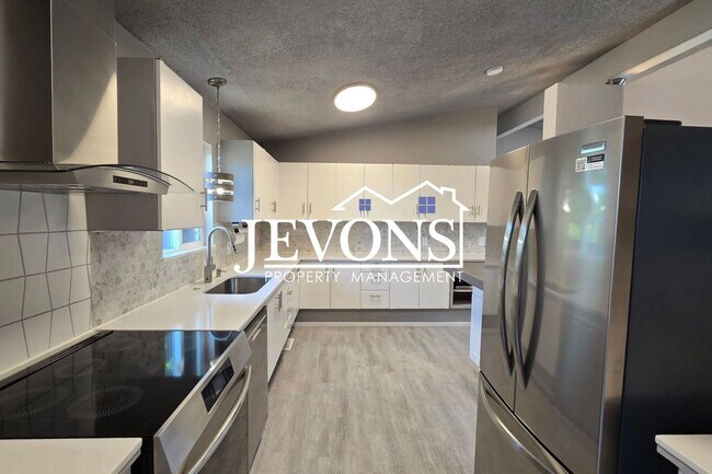 Building Photo - Energy-Efficient 3BR/2BA in Yakima w/ EV Charger & Private Backyard Porch
