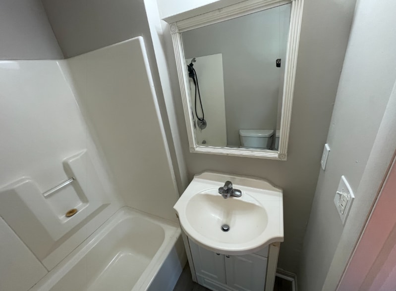 Building Photo - 3413 E 72nd St