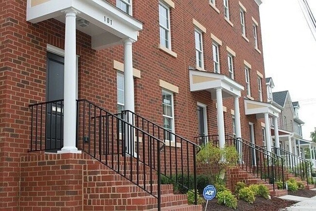 Building Photo - Large 4-Bedroom, 3.5 Bath Townhouse Minutes Away From VCU