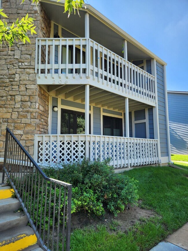 Building Photo - 8335 Fairmount Dr