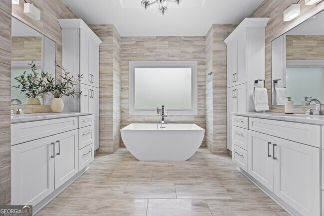 Building Photo - 1742 Helen Dr NE